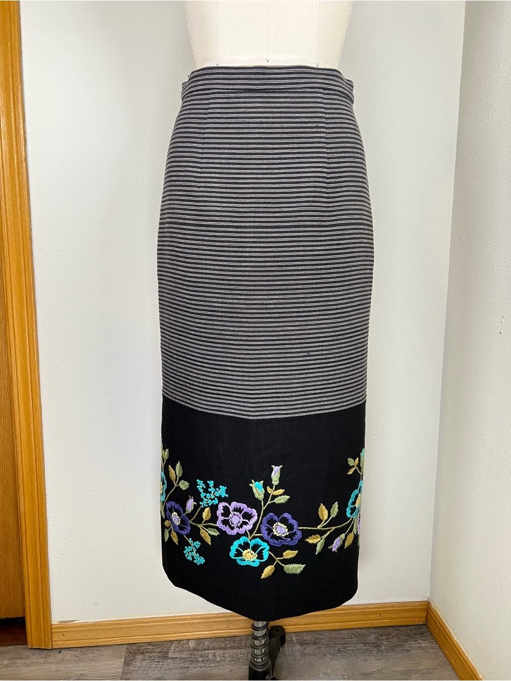 Floral Embroidered Striped Midi Pencil Skirt - Black/Grey Size Small